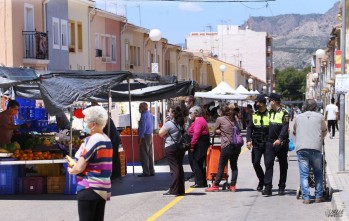 Los mercadillos de Petrer suprimen su límite de aforo y controles de acceso