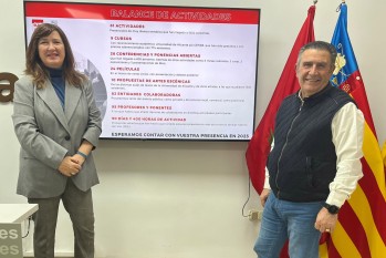 La directora de la Sede Universitaria de Alicante en Elda, Charo Navalón, y el concejal de Cultura, Amado Navalón, han presentado la memoria del 2022. 