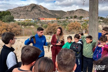 Los menores han recibido una explicación antes de empezar la actividad. 