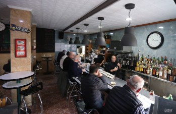 Los eldenses acuden a los bares de la ciudad con normalidad.