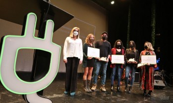 Irene Navarro con los ganadores del 5º Certamen. 