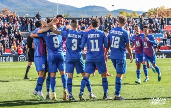 El Eldense celebra la reconquista del liderato en el campeonato liguero. J. Cruces.