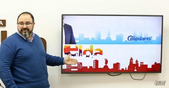 Sellés muestra las dos imágenes | Jesús Cruces.