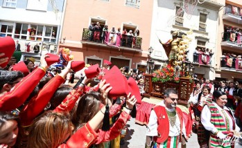 Los festeros han llenado la Plaza de Baix para arropar a su patrón | Jesús Cruces.