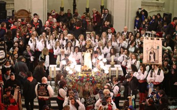 Los Zíngaros han portado a San Antón hasta la abarrotada iglesia de Santa Ana | Jesús Cruces.