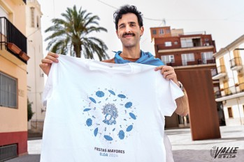 El artista muestra su diseño | Nando Verdú.