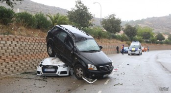 Un vehículo ha caído encima de otro debido a la lluvia.