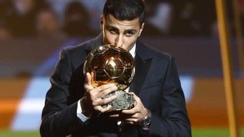 Rodri besa el balón de oro que ha conquistado en 2024 |  VCF.
