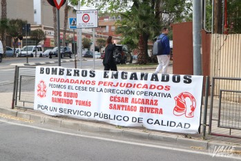Imagen de la pancarta que han colgado los Bomberos | Marta Maestre.