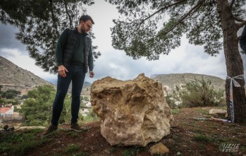 Fernando Portillo muestra la gran roca| J.C.