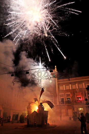 La Cremá de la Falla Oficial comenzó a las 23:45 horas ante la mirada de decenas de eldenses | Jesús Cruces
