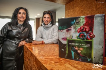 La directora del Museo, Loles Esteve y Teresa Jover, diseñadora del libro| J.C.