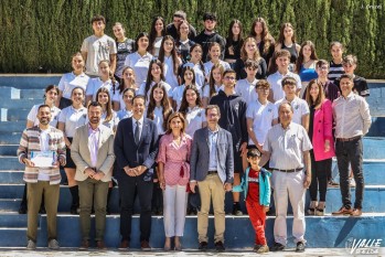 Imagen de familia del alumnado junto a los políticos. 