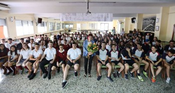 Elia junto a los alumnos | Jesús Cruces.