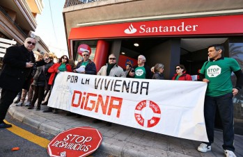 Una veintena de personas se ha manifestado a las puertas del banco | Jesús Cruces.