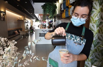 Andrea Mas, en GBM, preparando un café para llevar.