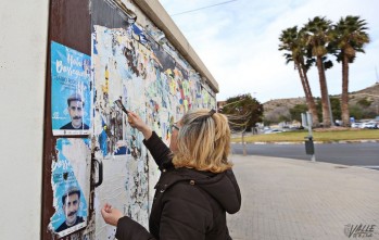 Una limpiadora se encargó ayer de limpiar la caja | Jesús Cruces.