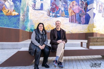 Loli Soler, la coordinadora de la revista, junto al edil de Cultura, Iñaki Pérez | Nando Verdú. 