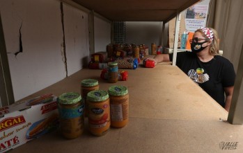 Los alimentos recogidos servirán para ayudar a las familias que atienden durante el año | J.C.