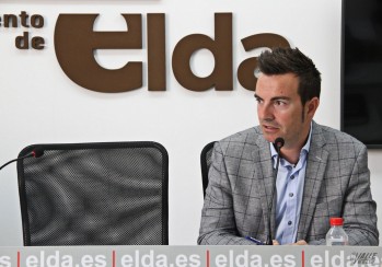 El socialista Fernando Gómez asegura que la contrata de parques y jardines saldrá en otoño