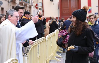 Bien abrigados, los petrerenses y sus mascotas han recibido la bendición de manos de Verdú | Jesús Cruces.