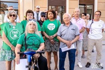 Miembros de la plataforma han convocado una rueda de prensa a las puertas del Ayuntamiento de Elda | Nando Verdú. 