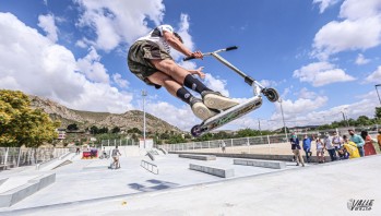 Imagen de archivo de un patinador en la pista de Skate Park.