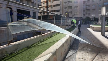 El viento provoca daños en el mobiliario urbano