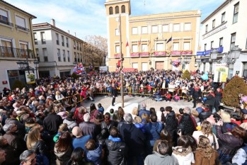 La plaza de la Constitución ha estado repleta de público durante la mañana | Jesús Cruces.