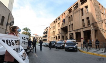 Una veintena de personas se han concentrado a las puertas de los juzgados.