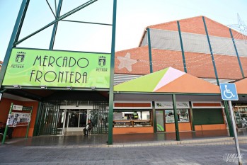 En el Mercado de la Frontera se ha sustituido el canalón de recogidas de aguas pluviales | Jesús Cruces.