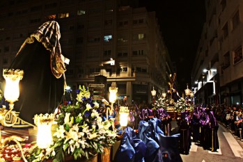 La Plaza del Zapatero de Elda presencia el Encuentro entre la Santa Verónica y el Nazareno entre cientos de eldenses