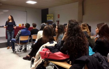 La narradora Raquel López participa en un encuentro con alumnos de bachiller