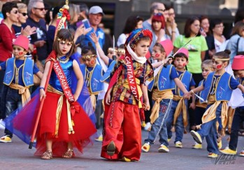 Los alumnos de Padre Manjón han llenado de color las calles de Elda | Jesús Cruces.