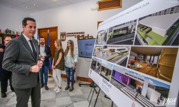 El alcalde junto a los planos del nuevo proyecto. 