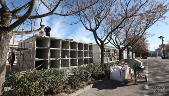 Trabajadores construyendo el nuevo bloque de nichos.