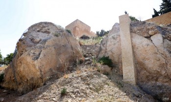 El Castillo tiene tiene grietas y ha sufrido desprendimientos en los últimos tiempos | Jesús Cruces.