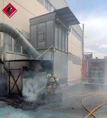 Incendio en el exterior de una fábrica de calzado en Petrer