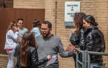 Imagen de ambas partes a las puertas de los Juzgados.