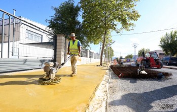 Las obras avanzan a buen ritmo y ya se está instalando la nueva acera.