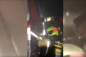 Los bomberos tuvieron que abrir el garaje para acceder.