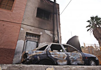 El fuego se inició en un vehículo y acabó afectando a una vivienda colindante | Jesús Cruces.