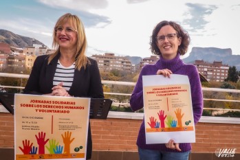 La concejala de Participación Ciudadana y de Paz y Solidaridad, Juana Ochoa, y la técnico de la Concejalía Laura Ferrer han presentado la jornada | J.C.