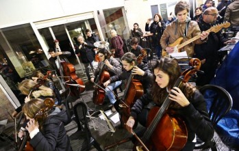 Los músicos fueron sumándose a esta sorpresa navideña | Jesús Cruces.