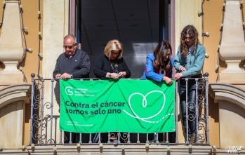 En la fachada del Ayuntamiento se ha colgado una pancarta.