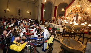 La bendición de las banderas festeras se ha hecho ante los tres santos en el altar.