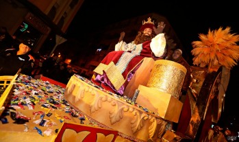 Los Reyes Magos saludaron a los petrerenses desde sus carrozas | Jesús Cruces.