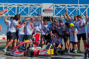 Imagen de la celebración del joven piloto con su equipo.