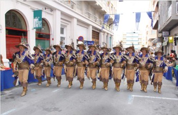 Imagen de la escuadra Requena-Karlas durante un desfile. 