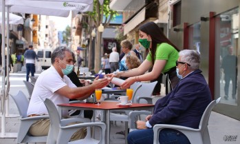 Los locales toman medidas de seguridad para evitar los contagios.